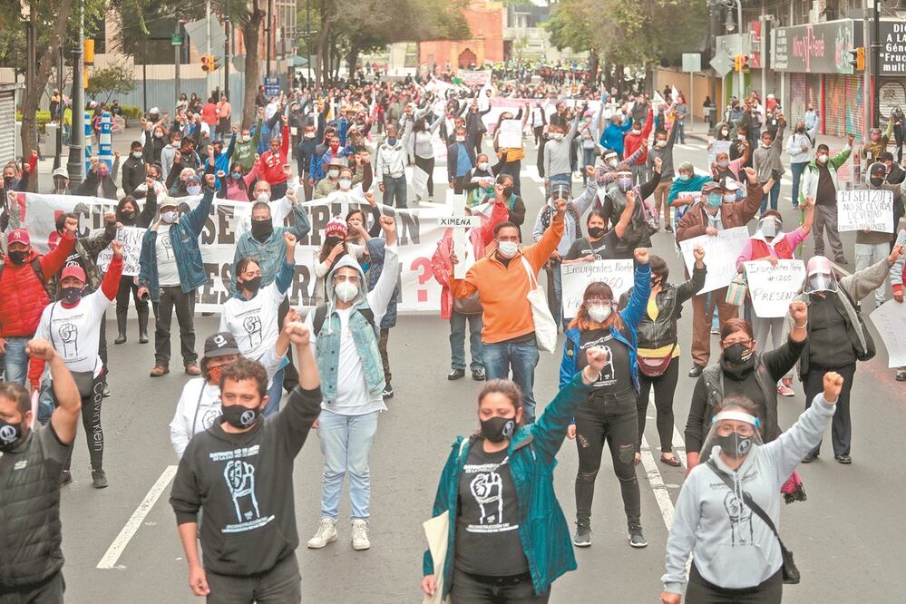 El colectivo Damnificados Unidos guardó un minuto de silencio a las 13:14 de la tarde por las víctimas del multifamiliar, posteriormente marcharon hasta 20 de Noviembre, ya que no pudieron llegar al Zócalo. Foto: GERMÁN ESPINOSA. EL UNIVERSAL