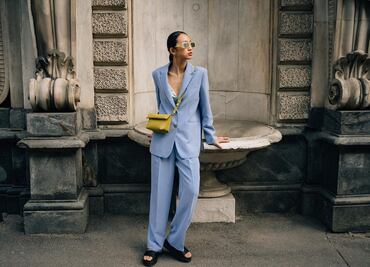 Tips para usar más colores cuando 99% de tu clóset es de tonos neutros