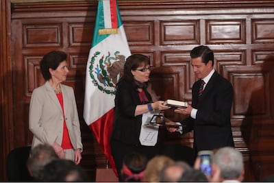 Peña entrega Premio de Ciencias a María Elena Álvarez-Buylla