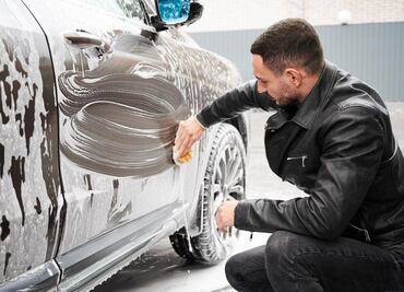 Por esta razón se debe lavar con frecuencia un auto moderno