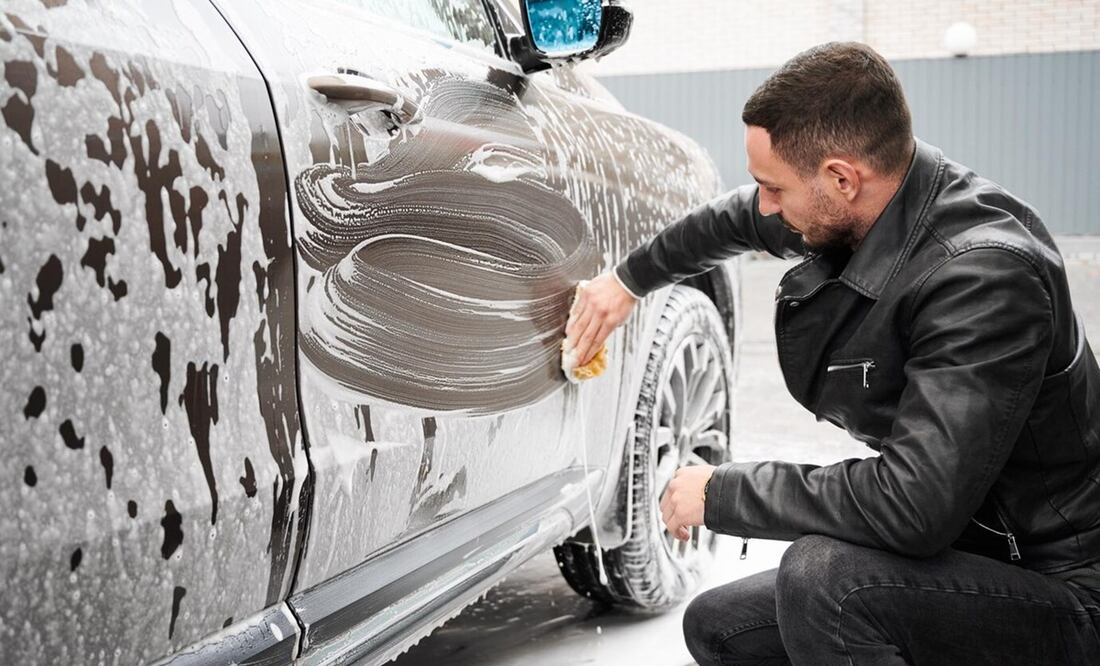 Limpia tu auto a profundidad para prevenir desgastes en sus componentes. Foto: Freepik
