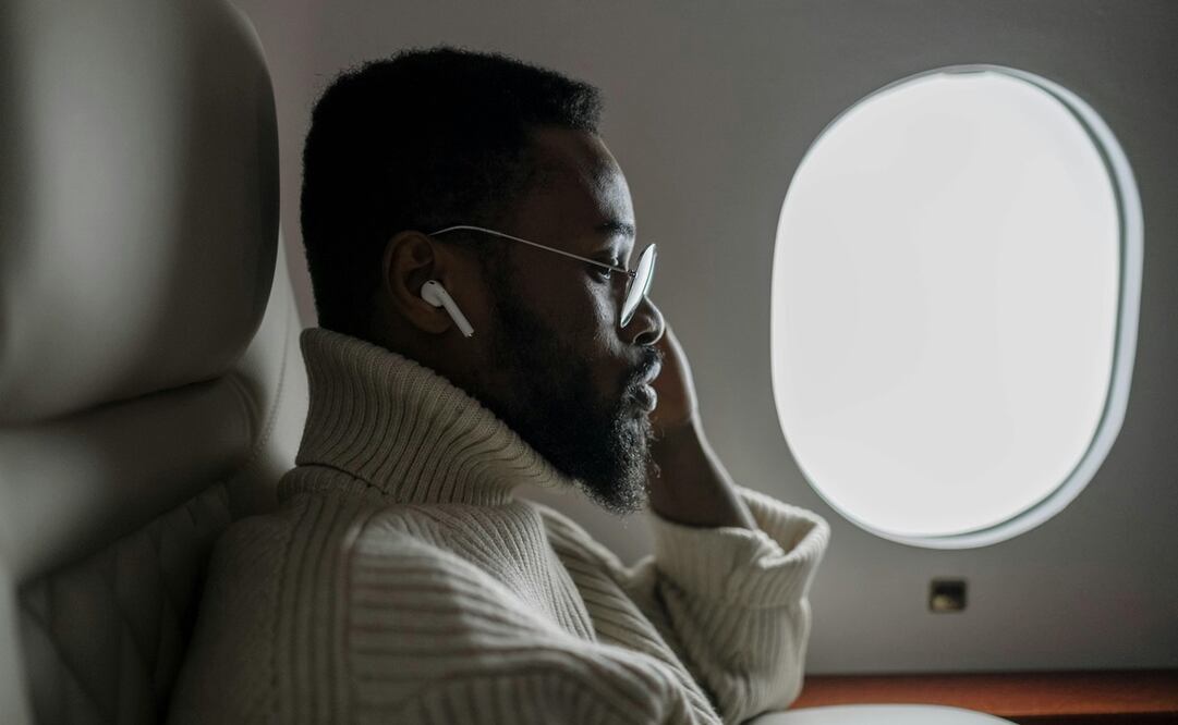 No usar audífonos durante el despegue y aterrizaje de un vuelo puede salvar la vida de las personas. Foto: pexels