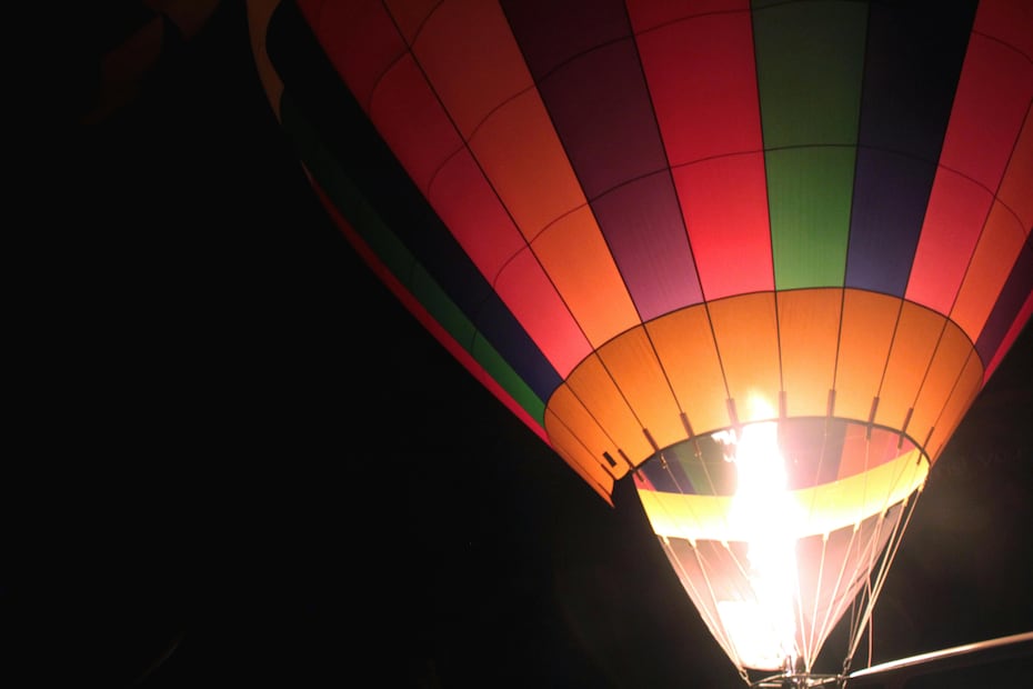Los globos aerostáticos iluminan el cielo como parte de una noche simbólica para despedir el año.
Foto: Pexels