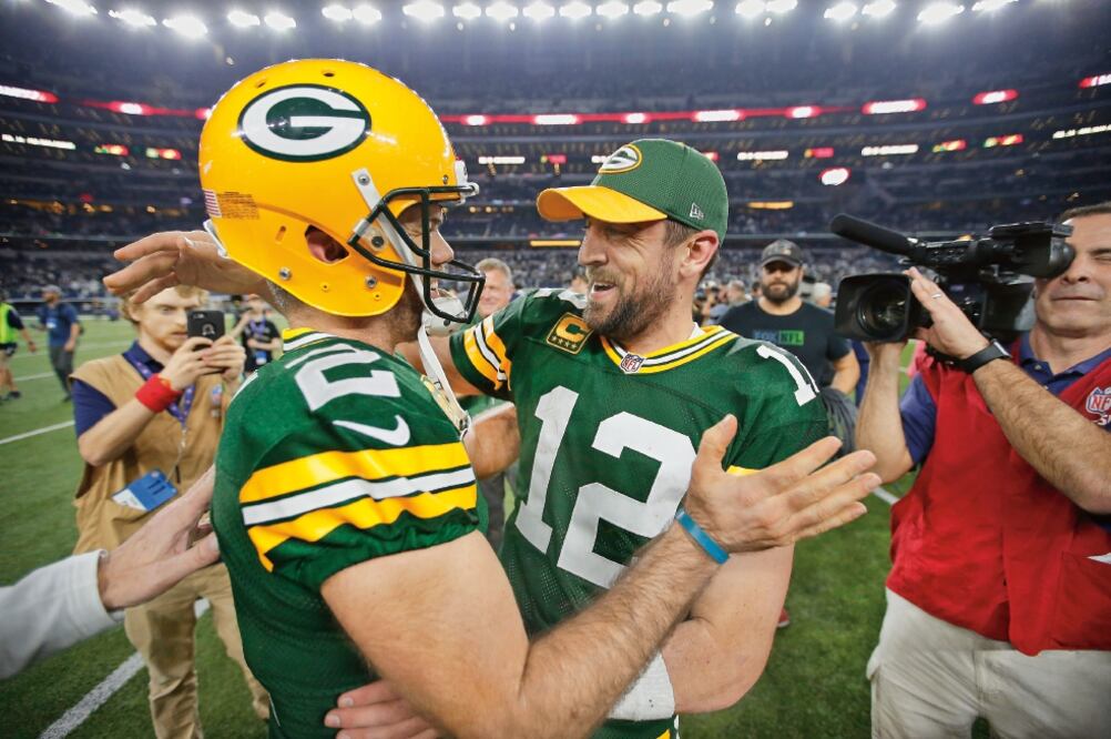 Aaron Rodgers y el pateador Mason Crosby (2) celebraron el triunfo (DAN POWERS. USA TODAY NETWORK)
