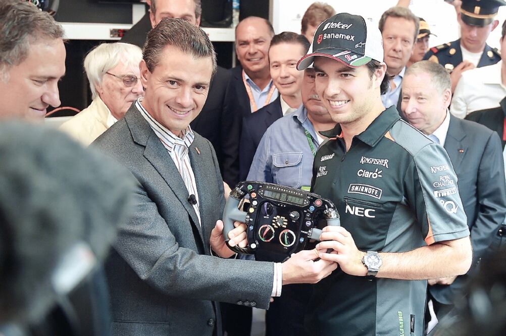 El presidente Enrique Peña Nieto estuvo de visita en el Hermanos Rodríguez y convivió con los pilotos, entre ellos el mexicano Sergio Pérez (XINHUA)
