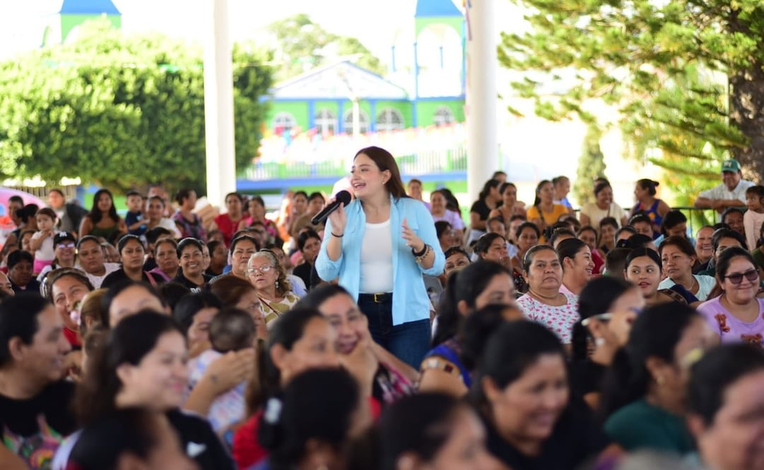 En día laboral, la alcaldesa de Villaflores, Chiapas, Valeria Rosales, su padre Mariano y su pareja asistieron al partido México vs. República Checa en el Estadio Azteca, pagando boletos VIP de 80 mil pesos. | Foto: Ayuntamiento de Villaflores.