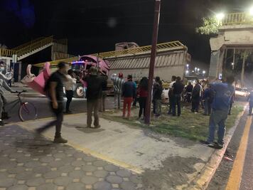 Tráiler tira puente peatonal y queda aplastado en carretera a Texcoco, Edomex