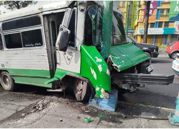 Microbús se impacta contra un poste de luz sobre calzada Ermita Iztapalapa; reportan 9 lesionados