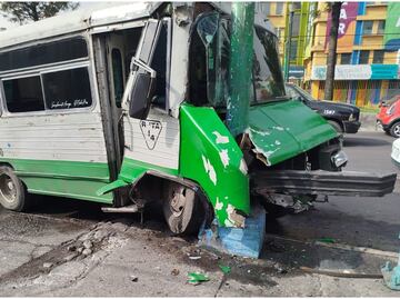 Microbús se impacta contra un poste de luz sobre calzada Ermita Iztapalapa; reportan 9 lesionados