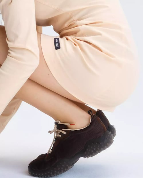 La nostalgia dosmilera vuelve a nuestros pasos con los Miu Miu Bubble, una silueta que está lista para robar miradas. Foto: Cortesía Miu Miu