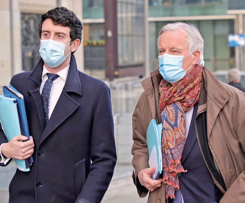 Michel Barnier, negociador europeo del Brexit (der.), en Bruselas. Foto: OLIVIER MATTHYS. AP