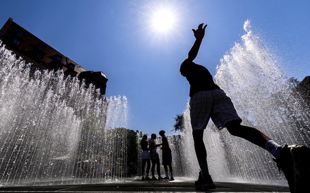 El centro y el sureste de Europa se acercan este miércoles al punto culminante de una ola de calor inusual, con temperaturas de hasta 36 grados en algunas zonas de los Balcanes. Foto: AP
