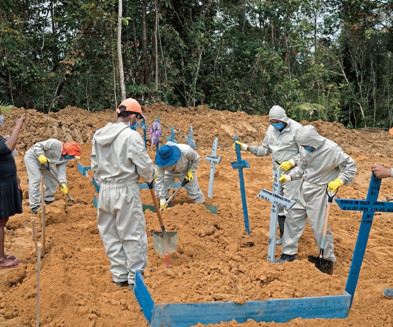 Empleados del cementerio Nossa Senhora Aparecida, en Manaos, Brasil. El Institute for Health Metrics and Evaluation prevé más de 88 mil muertes para agosto. FELIPE DANA. AP