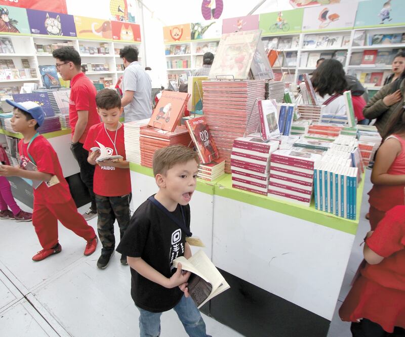 La Feria Internacional del Libro Infantil y Juvenil festejaría su 40 aniversario este año, con cientos de niños, jóvenes y adultos; imagen de la edición pasada, donde asistentes disfrutaban de buscar libros. Foto: ARCHIVO EL UNIVERSAL