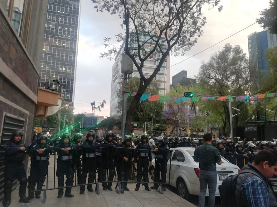 Diputados salen del Senado mediante un cerco policiaco. Foto: Especial