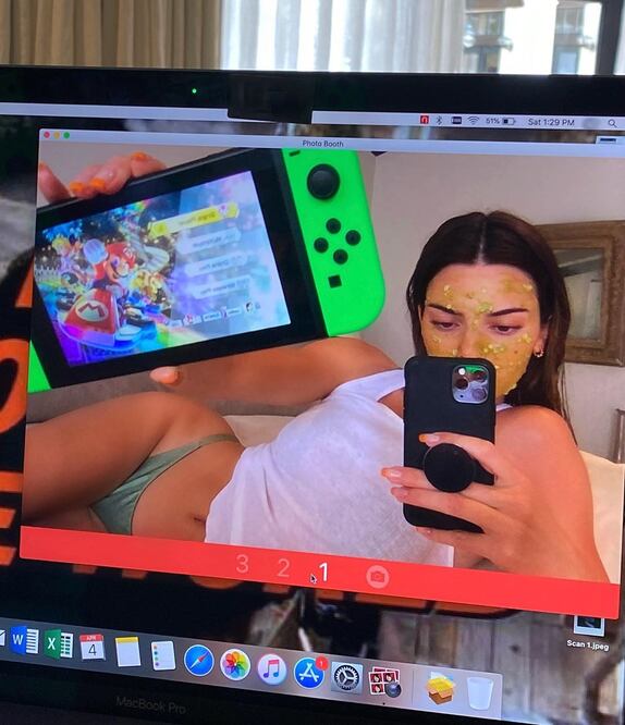 La supermodelo impactó con su look y su amor por los videojuegos. Foto: Instagram