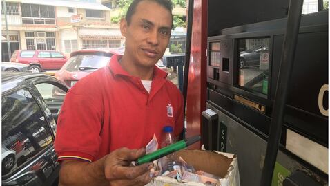 Las insólitas formas de pagar por la gasolina (que es casi gratuita) en Venezuela