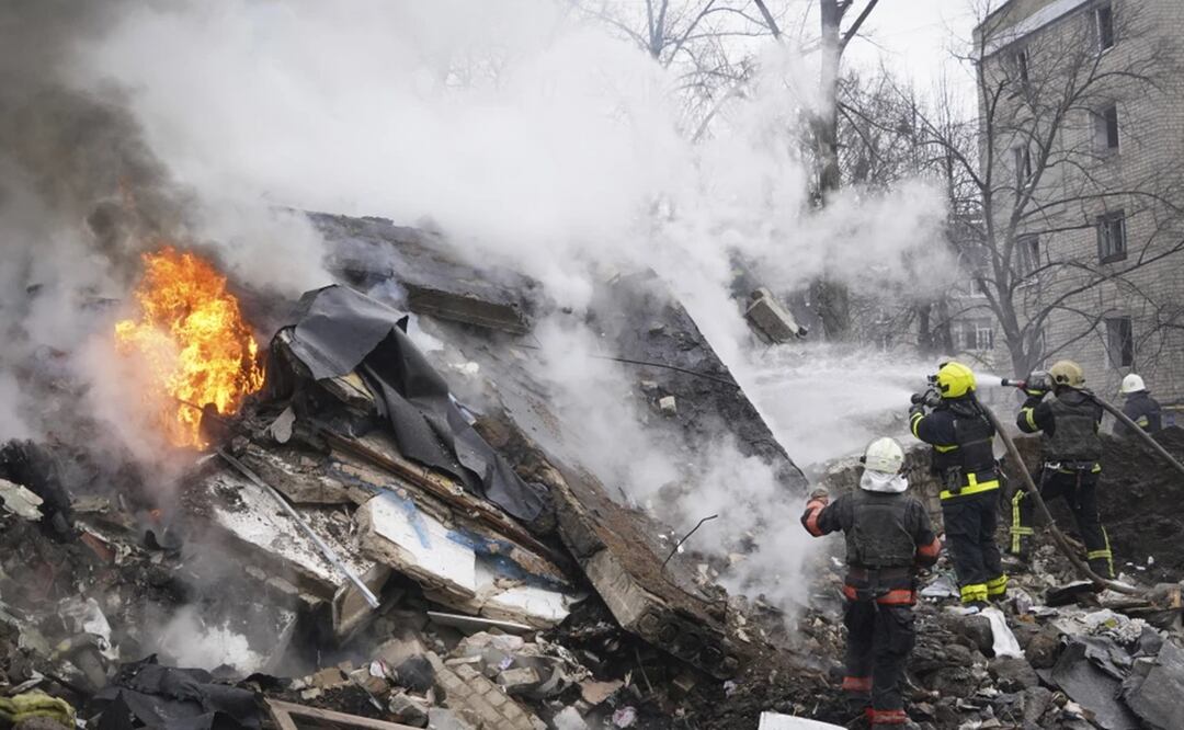 Rescatistas trabajan junto a los restos de un edificio dañado por un ataque ruso, en Járkiv, Ucrania, el 23 de junio de 2024. Foto: AP