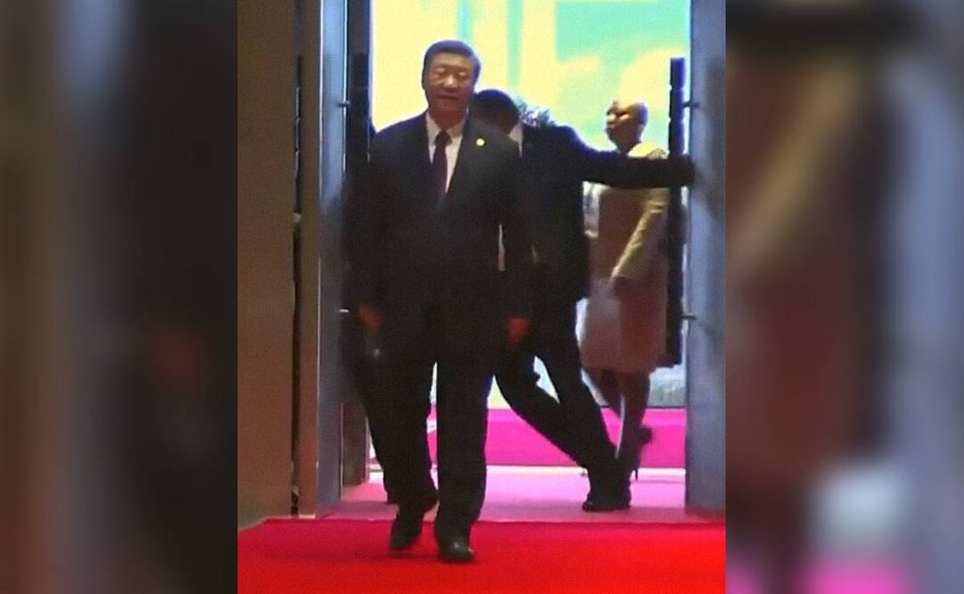 El instante en que detienen al intérprete de Xi Jinping por seguridad de los Brics. Foto: Captura