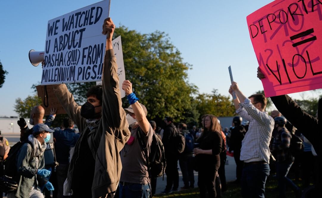 Los manifestantes se reúnen cerca de una instalación de Inmigración y Control de Aduanas en Broadview, Illinois, el viernes 3 de octubre de 2025. Foto: AP