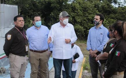 Ken Salazar visita frontera sur en Tabasco para analizar situación migratoria