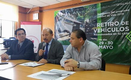 Alistan retiro de vehículos chatarra en calles de Iztacalco