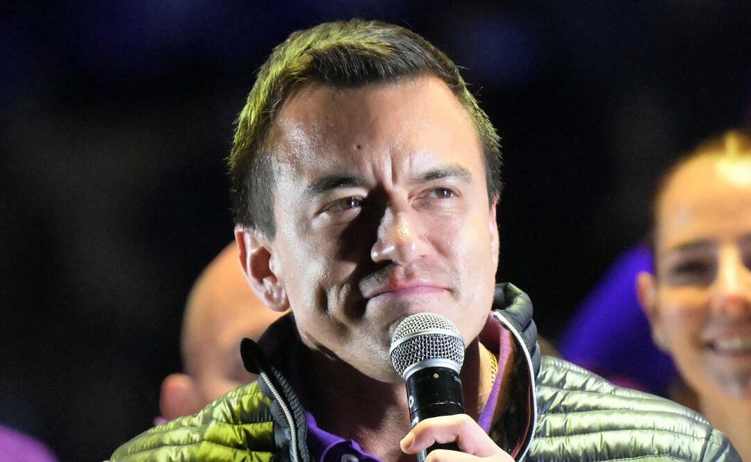 El presidente y candidato presidencial de Ecuador, Daniel Noboa, observa durante su acto de clausura de campaña en la Plaza de Toros de Quito el 6 de febrero de 2025. Los aspirantes presidenciales en duelo de Ecuador hicieron un último intento ante los votantes tardíos el 6 de febrero, concluyendo una amarga campaña dominada por la creciente violencia de los cárteles y la crisis económica. Foto: AFP