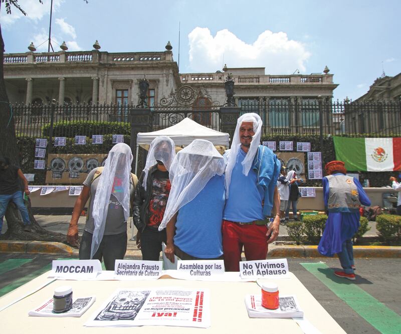 Diversos grupos de artistas protestaron con performances afuera de la Secretaría de Gobernación hace unos días en busca de apoyos económicos. Foto: CARLOS MEJÍA. EL UNIVERSAL