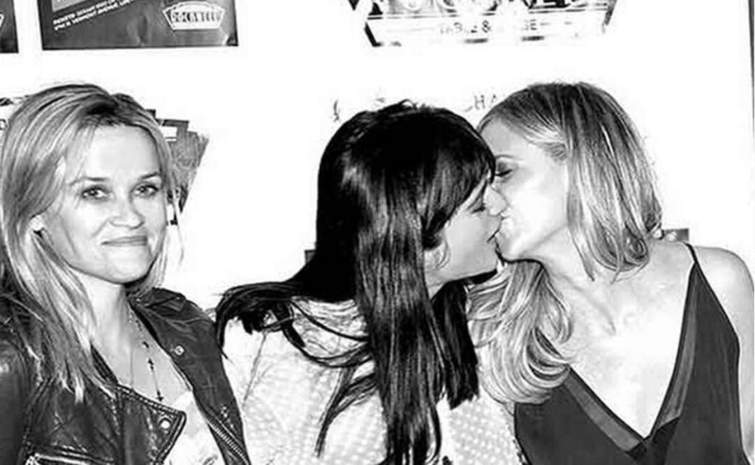 Reese Witherspoon se tomó con gracia el beso de sus compañeras y amigas: Instagram 