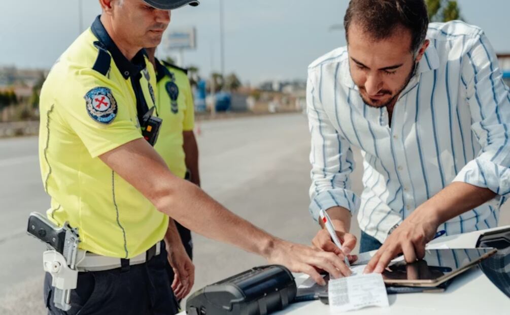 Si portas alguno de estos accesorios en tu auto puedes poner en riesgo a otros conductores. Foto: Unsplash
