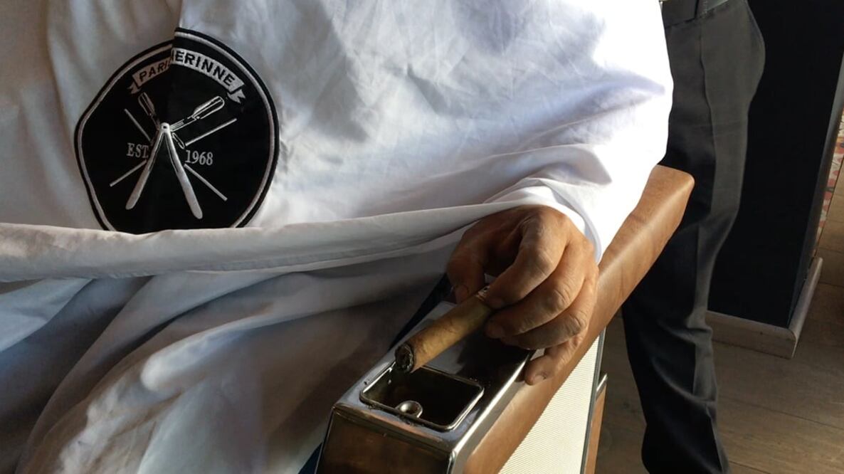 A la barbería, con puro y un trago