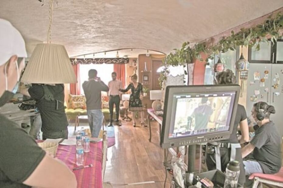 Mara Escalante filma su ópera prima entre besos y pruebas de Covid