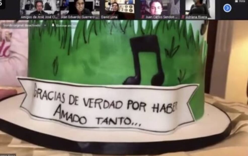 Con pastel y recuerdos, así celebran el cumpleaños de José José 