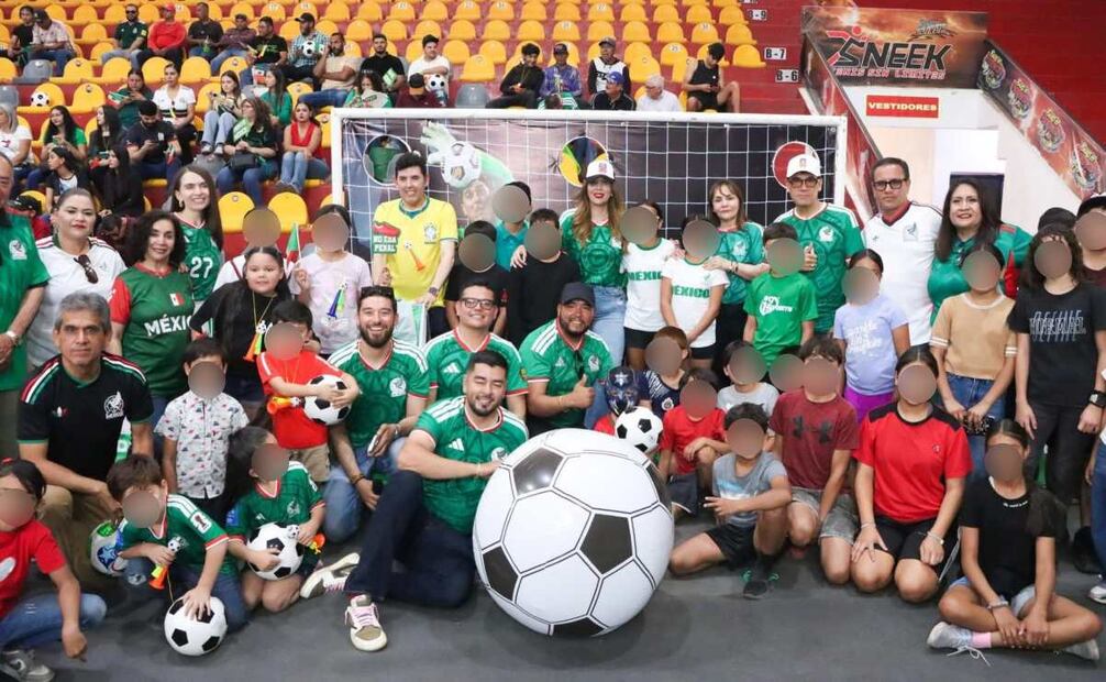 En distintos puntos de la capital sonorense se escucharon porras, aplausos y el tradicional grito de “¡México, México!”, que acompañó cada jugada del representativo nacional.
Foto: Especial.