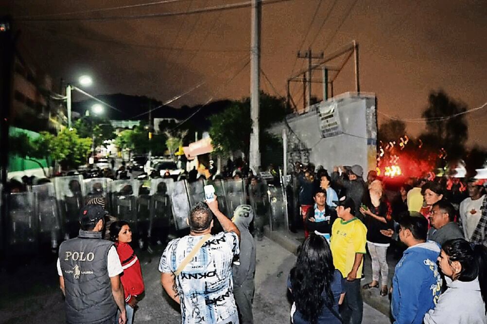 Los internos del penal de barrientos quemaron mobiliario y colchones. La revuelta comenzó momentos después de la evasión de un interno (ESPECIAL)