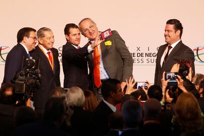 EPN toma selfie con celular con logo de AMLO