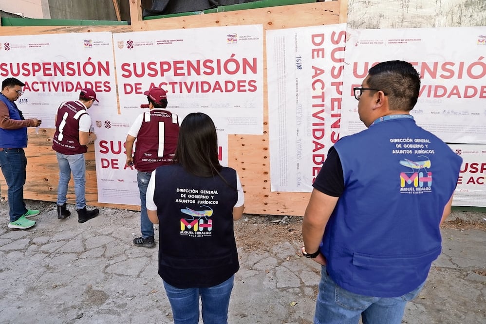 En algunos casos la alcaldía coloca tapiales en las obras para impedir el ingreso y salida de material o cascajo. Foto Especial