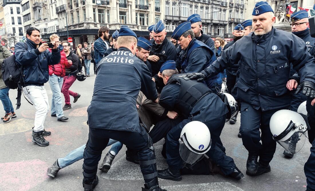 La policía detiene a un activista en la plaza de la Bolsa, en Bruselas. Decenas de personas se reunieron para expresar su rechazo al racismo. GEERT VANDEN WIJNGAERT. AP