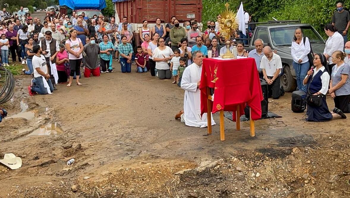 Personas se congregaron en un punto donde un grupo armado trozó la carretera para mantener incomunicada a la localidad. Fotos: ESPECIALES