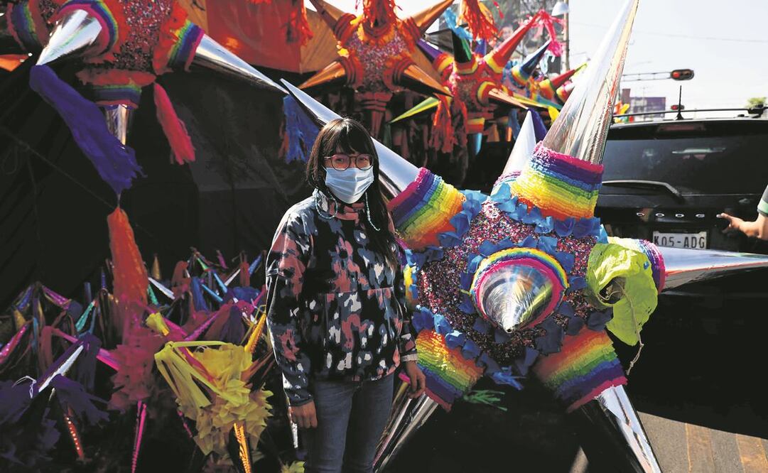 Capitalinos acudieron al Mercado de Jamaica a comprar sus piñatas, las cuales aumentaron entre 20 y 40 pesos. Foto: Diego Simón/ EL UNIVERSAL