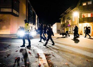 Hombre con arco y flechas mata a varias personas en Noruega, antes de ser detenido