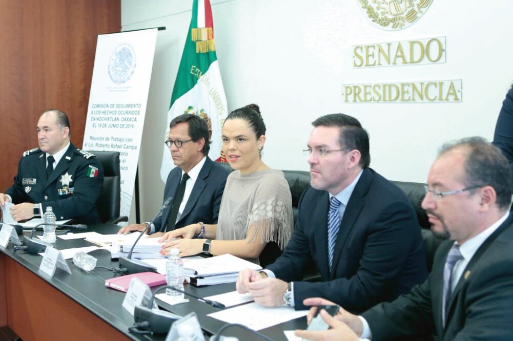 Enrique Galindo, comisionado general de la Policía Federal (primero de izq. a der.), y Roberto Campa, subsecretario de Derechos Humanos de la Segob (segundo de izq. a der.), en reunión de trabajo de la comisión especial para el caso Nochixtlán (ESPECIAL)