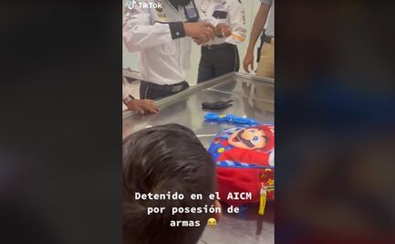 Detienen a niño en el AICM por portar en su mochila dos pistolas de juguete