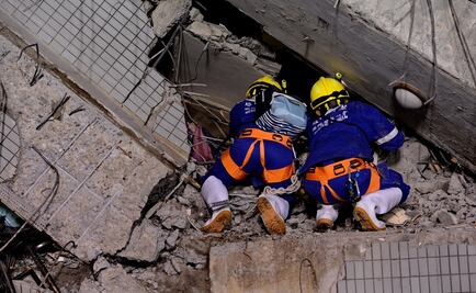 Suman 14 muertos tras sismo en Taiwán
