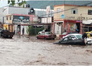 Intensa lluvia en Pachuca, Hidalgo, provoca inundaciones y arrastra autos por la corriente