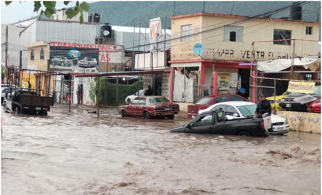 Se registró un aguacero en Pachuca, Hidalgo que ocasionó inundaciones y autos arrastrados por la corriente. Foto: Especial
