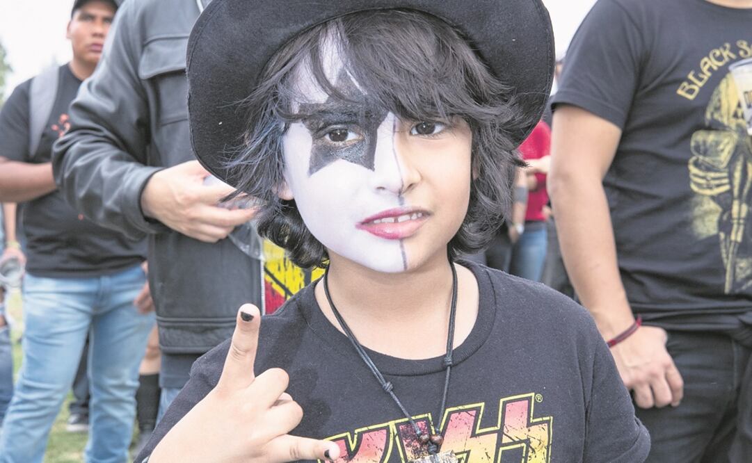 Varios asistentes, entre ellos niños, imitaban el estilo de Kiss. Foto: SERGIO TAPIA. EL UNIVERSAL