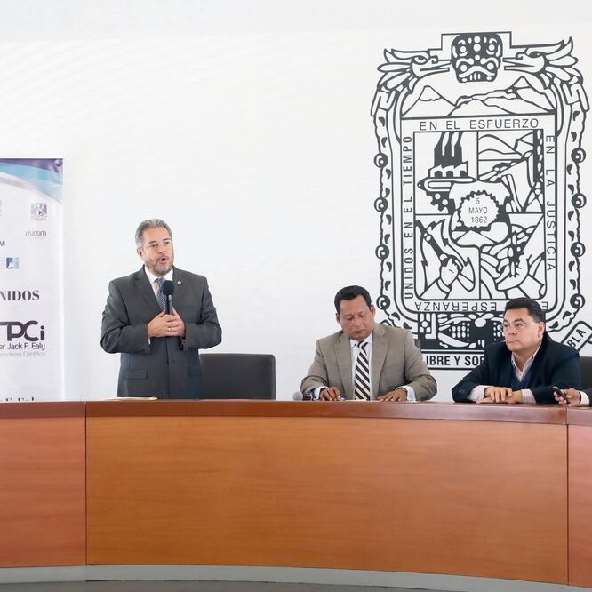 En representación del Licenciado Juan Francisco Ealy Ortiz, Presidente Ejecutivo y del Consejo de Administración de EL UNIVERSAL, Enrique Bustamante Martínez, director de la Fundación Ealy Ortiz, A.C., agradeció a los participantes. FOTO: BERENICE FREGOS