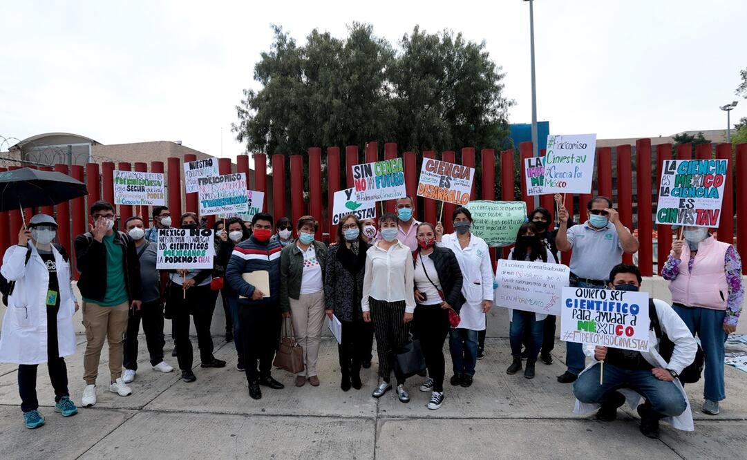 El jueves 1 de octubre, integrantes de la comunidad científica protestaron contra la extinción de fideicomisos. Foto: Juan Boites/ EL UNIVERSAL