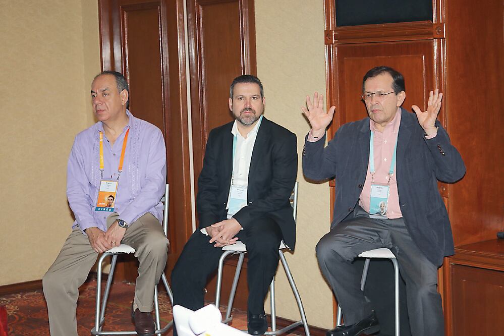 Rogelio Velasco, director general de Cisco México; Ricardo Hinojosa, vicepresidente de Mercadotecnia de Alestra, y Rolando Zubirán, director general de Alestra, durante el evento Cisco Live (ESPECIAL)